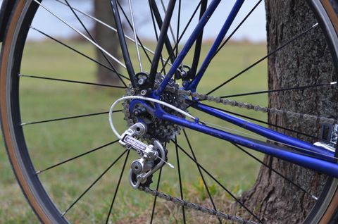 Detail photo of the Suntour Cyclone rear derailleur